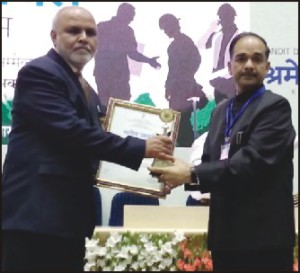 Amanulla is seen receiving the award from Alok Kumar, Director General of Employment and Training, Ministry of Labour & Employment, GOI.