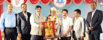 District Minister Dr. H.C. Mahadevappa, who inaugurated the Dasara cultural programmes at Mysore Palace premises in city yesterday, is seen presenting 'Rajya Sangeetha Vidwan Award-2016' to Pandit Somnath Mardur on the occasion. 