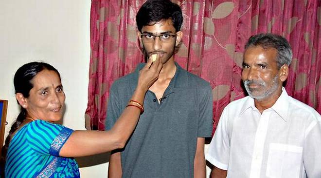 Mohan S.L. with his mother, Puttalakshmi, and father, Lakshme Gowda, in Hassan on Monday.   | Photo Credit: Prakash Hassan