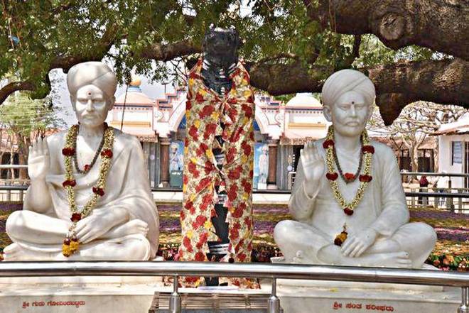 Santa Shishunala Sharif (right) and his guru Govinda Bhat strived hard for unity and brotherhood between the two religions. 