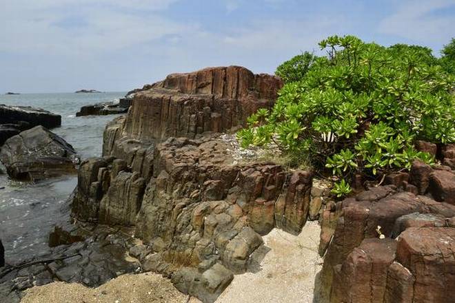 St. Mary's Island in Udupi, with hexagonal basaltic rocks, is to get Global Geopark status. | Photo Credit: K. Murali Kumar