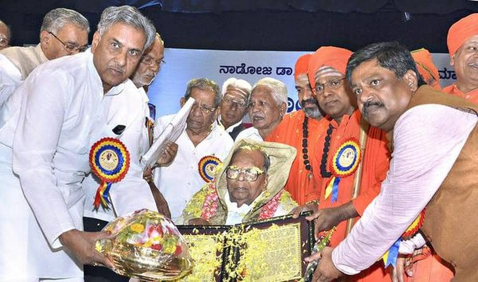 Eminent persons with Patil Puttappa, journalist, at a function in Dharwad on Monday. 