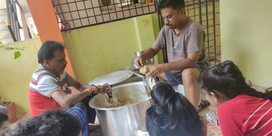 Ravi and his family prepares food for the hungry. (Photo| EPS)