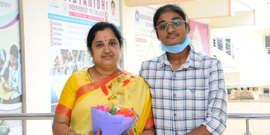 Deepthi TMK with her mother. (Photo | EPS)